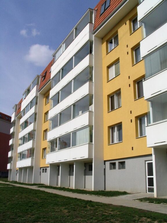 bezrámové zasklení lodžií certifikovaným systémem Optimi