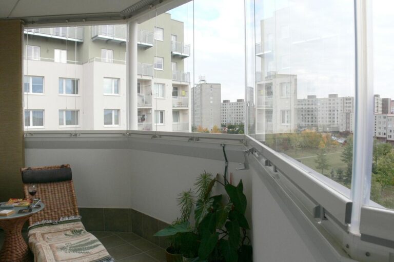 bezrámové zasklení lodžie certifikovaným systémem Optimi