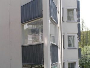 bezrámové zasklení balkonu certifikovaným systémem Optimi