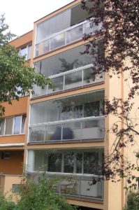 bezrámové zasklení lodžií certifikovaným systémem Optimi