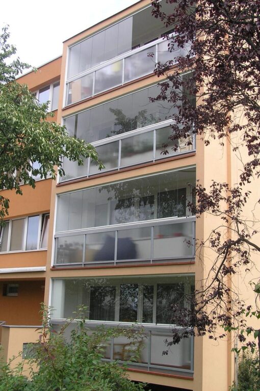 bezrámové zasklení lodžií certifikovaným systémem Optimi