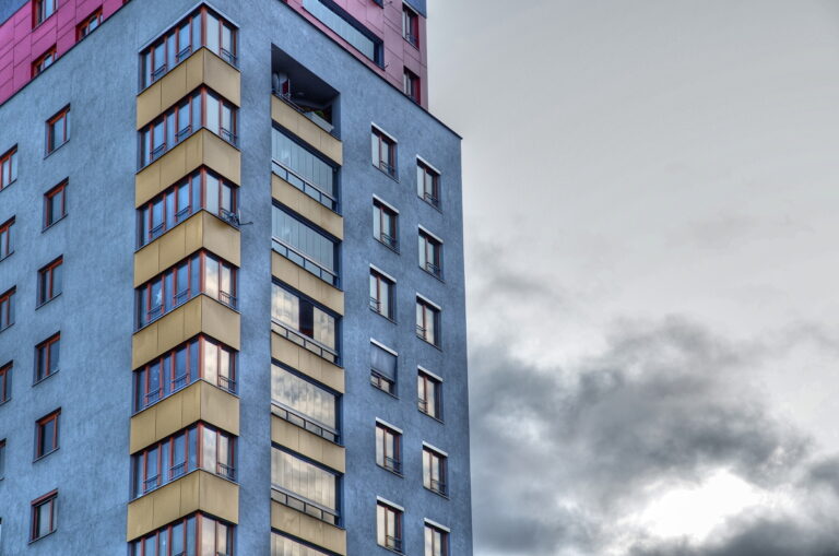 bezrámové zasklení lodžií certifikovaným systémem Optimi