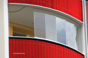 bezrámové zasklení balkonu certifikovaným systémem Optimi