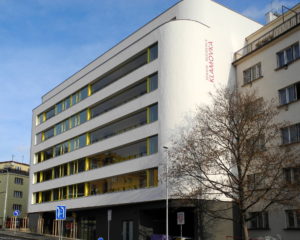 bezrámové zasklívání lodžií certifikovaným systémem Optimi