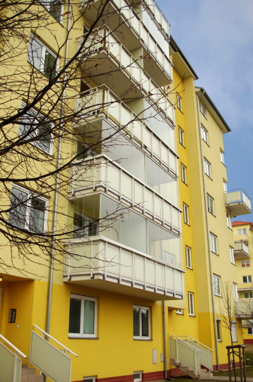 bezrámové zasklívání balkonů certifikovaným systémem Optimi