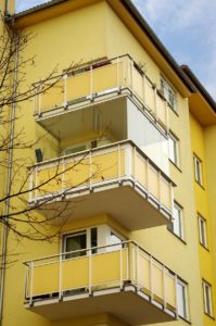 bezrámové zasklívání balkonů certifikovaným systémem Optimi