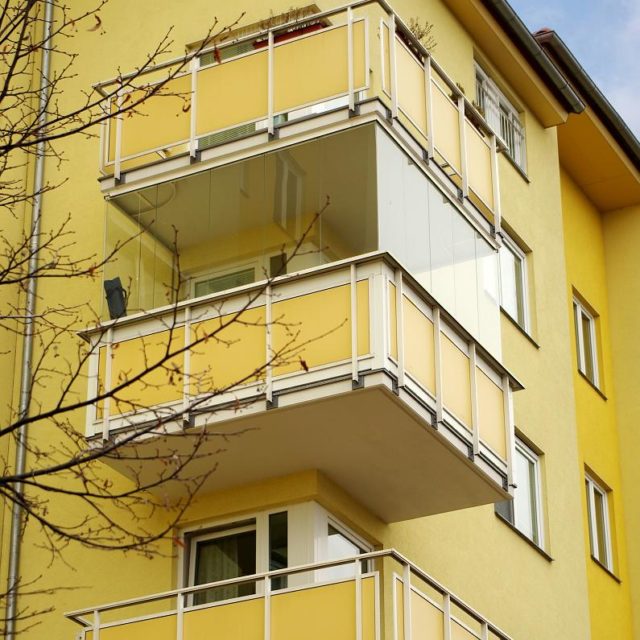 bezrámové zasklívání balkonů certifikovaným systémem Optimi
