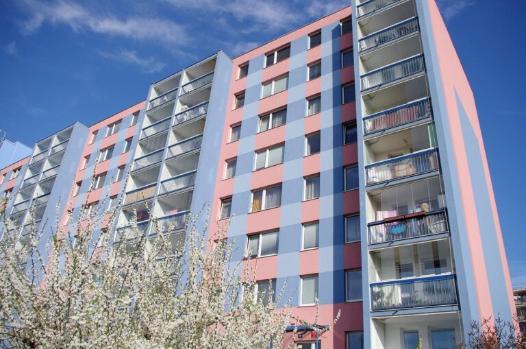 bezrámové zasklívání lodžií certifikovaným systémem Optimi
