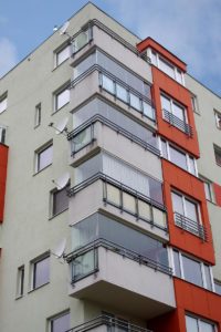 bezrámové zasklení balkonů certifikovaným systémem Optimi