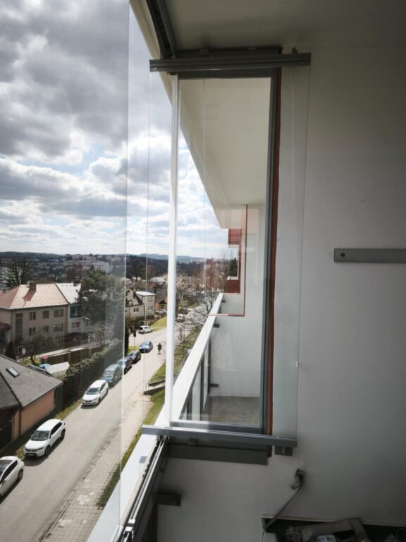 bezrámové zasklívání lodžií certifikovaným systémem Optimi