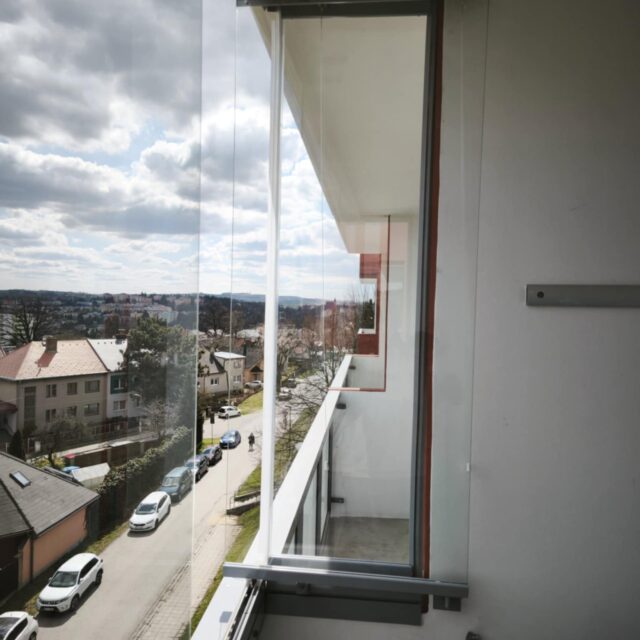 bezrámové zasklívání lodžií certifikovaným systémem Optimi