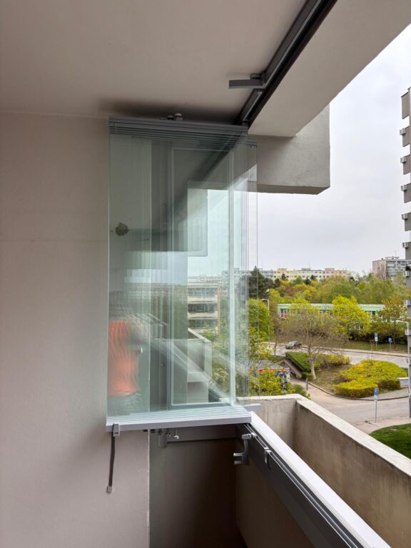 bezrámové zasklívání lodžií certifikovaným systémem Optimi