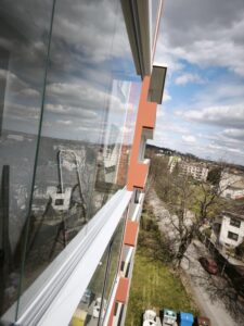 bezrámové zasklívání lodžií certifikovaným systémem Optimi