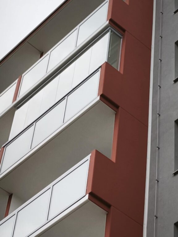 bezrámové zasklívání lodžií certifikovaným systémem Optimi