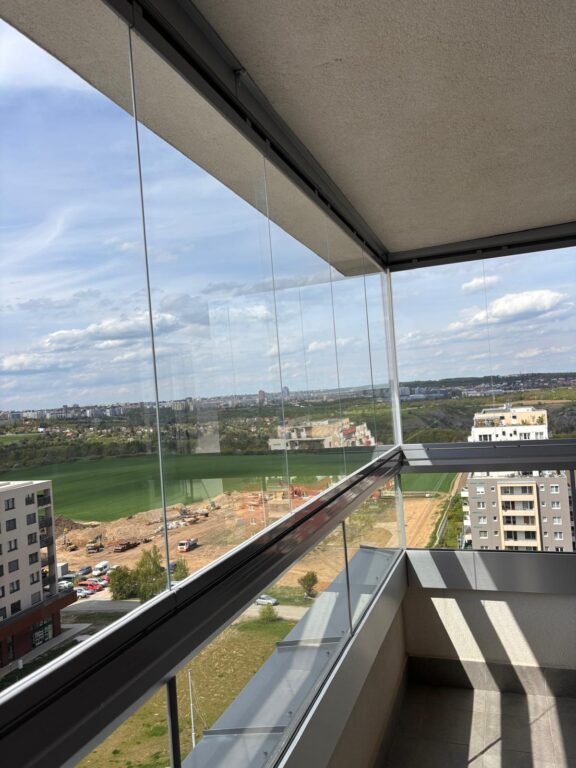 bezrámové zasklívání lodžií certifikovaným systémem Optimi