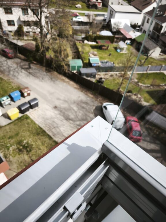 bezrámové zasklívání lodžií certifikovaným systémem Optimi