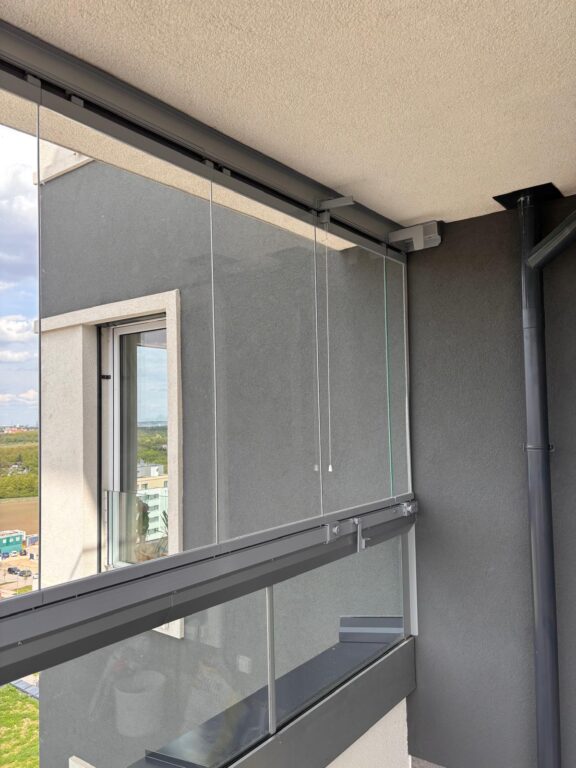 bezrámové zasklívání lodžií certifikovaným systémem Optimi